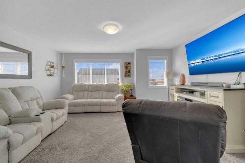204 Augustus Way, Penhold, AB - Indoor Photo Showing Living Room