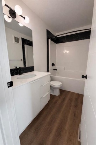18 Violet Point, Sylvan Lake, AB - Indoor Photo Showing Bathroom