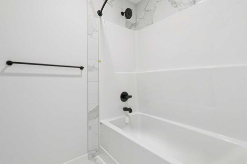 572 Belmont Heath Sw, Calgary, AB - Indoor Photo Showing Bathroom