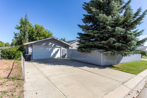 34 Bruns Bay, Lacombe, AB 
