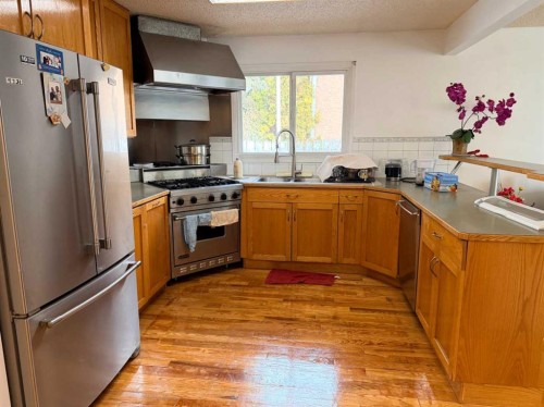 150 Piper Drive, Red Deer, AB - Indoor Photo Showing Kitchen