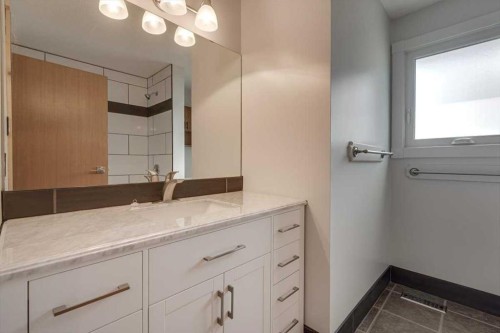 5607 48 Avenue, Lacombe, AB - Indoor Photo Showing Bathroom