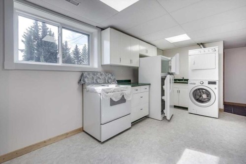5607 48 Avenue, Lacombe, AB - Indoor Photo Showing Laundry Room