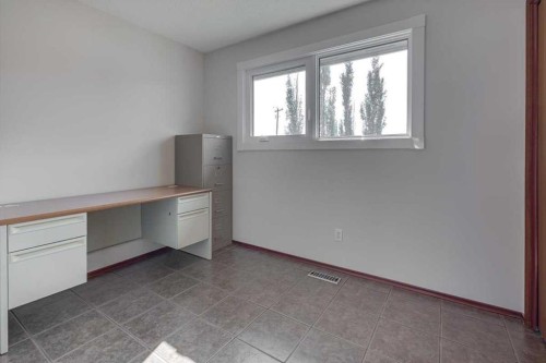 5607 48 Avenue, Lacombe, AB - Indoor