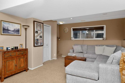 26 Lucky Place, Sylvan Lake, AB - Indoor Photo Showing Living Room