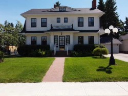 5331 51 Avenue  Lacombe, AB T4L 1N5