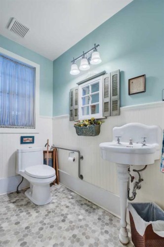 5331 51 Avenue, Lacombe, AB - Indoor Photo Showing Bathroom