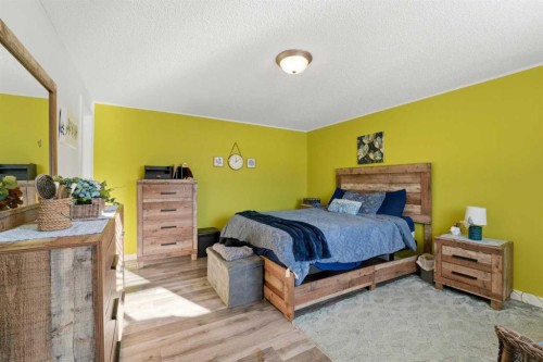 106 Bayshore Drive, Sylvan Lake, AB - Indoor Photo Showing Bedroom