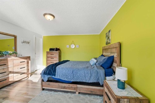 106 Bayshore Drive, Sylvan Lake, AB - Indoor Photo Showing Bedroom