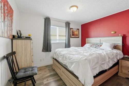106 Bayshore Drive, Sylvan Lake, AB - Indoor Photo Showing Bedroom