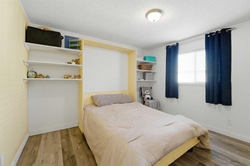 106 Bayshore Drive, Sylvan Lake, AB - Indoor Photo Showing Bedroom