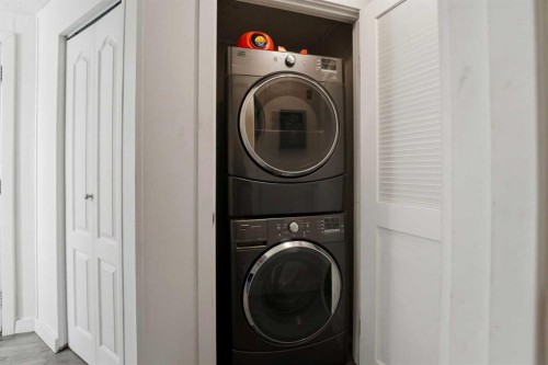 106 Bayshore Drive, Sylvan Lake, AB - Indoor Photo Showing Laundry Room