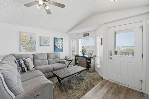 106 Bayshore Drive, Sylvan Lake, AB - Indoor Photo Showing Living Room