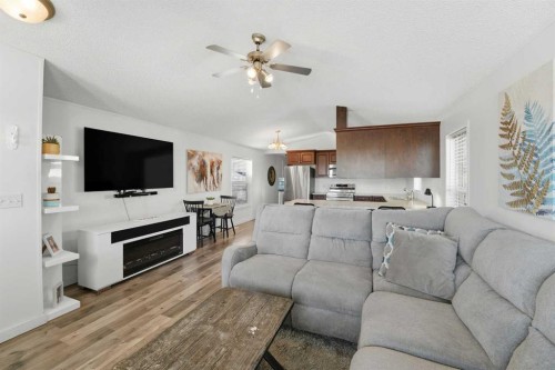106 Bayshore Drive, Sylvan Lake, AB - Indoor Photo Showing Living Room
