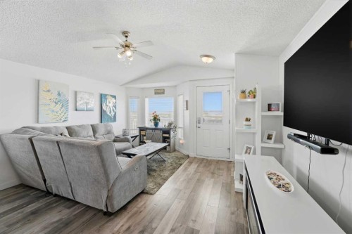 106 Bayshore Drive, Sylvan Lake, AB - Indoor Photo Showing Living Room