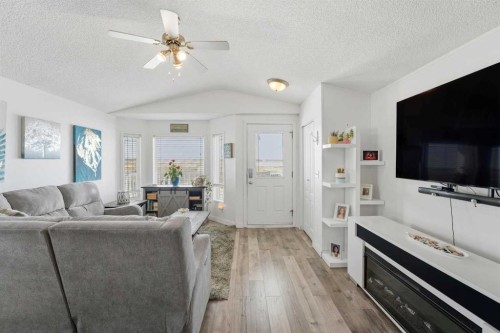 106 Bayshore Drive, Sylvan Lake, AB - Indoor Photo Showing Living Room