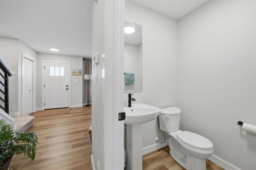 32 Station Drive, Sylvan Lake, AB - Indoor Photo Showing Bathroom