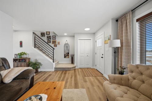 32 Station Drive, Sylvan Lake, AB - Indoor Photo Showing Living Room