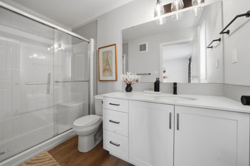 32 Station Drive, Sylvan Lake, AB - Indoor Photo Showing Bathroom