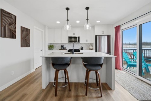 32 Station Drive, Sylvan Lake, AB - Indoor Photo Showing Kitchen With Upgraded Kitchen
