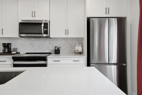 32 Station Drive, Sylvan Lake, AB - Indoor Photo Showing Kitchen With Upgraded Kitchen