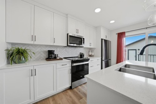 32 Station Drive, Sylvan Lake, AB - Indoor Photo Showing Kitchen With Double Sink With Upgraded Kitchen