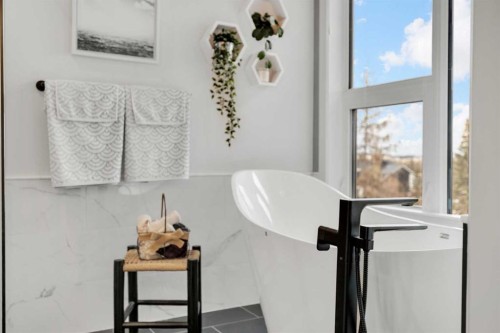5 Leonard Close, Sylvan Lake, AB - Indoor Photo Showing Bathroom