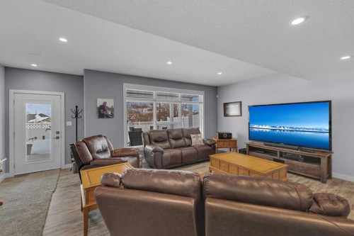 5 Leonard Close, Sylvan Lake, AB - Indoor Photo Showing Living Room