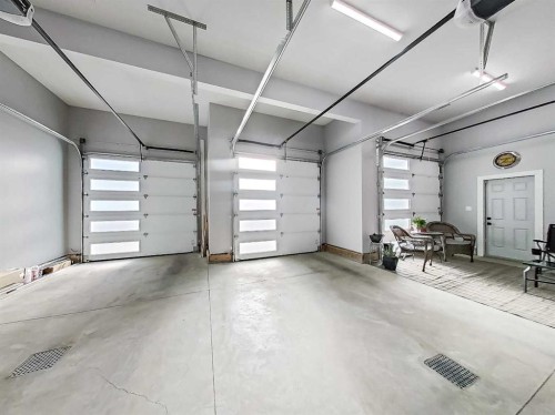 5 Leonard Close, Sylvan Lake, AB - Indoor Photo Showing Garage