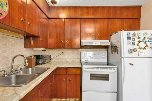 7 Ohio Close, Red Deer, AB - Indoor Photo Showing Kitchen With Double Sink