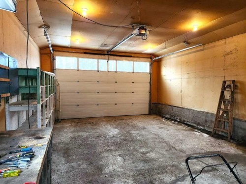 7 Ohio Close, Red Deer, AB - Indoor Photo Showing Garage