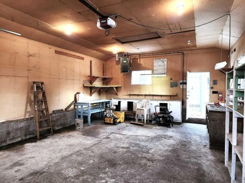 7 Ohio Close, Red Deer, AB - Indoor Photo Showing Garage