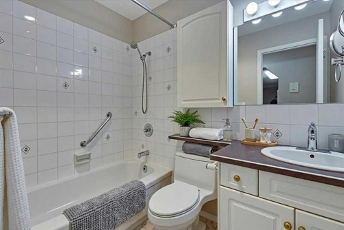 312-5330 47 Avenue, Red Deer, AB - Indoor Photo Showing Bathroom