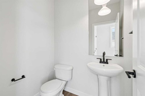 9 Treeline Avenue Sw, Calgary, AB - Indoor Photo Showing Bathroom