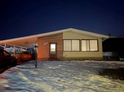 5507 47 Avenue Crescent  Ponoka, AB T4J 1J9