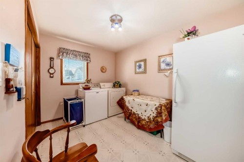 182 Donnelly Crescent, Red Deer, AB - Indoor Photo Showing Laundry Room