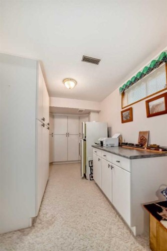 182 Donnelly Crescent, Red Deer, AB - Indoor Photo Showing Kitchen