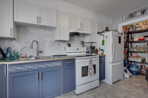 39 Poplar Crescent, Springbrook, AB - Indoor Photo Showing Kitchen With Double Sink