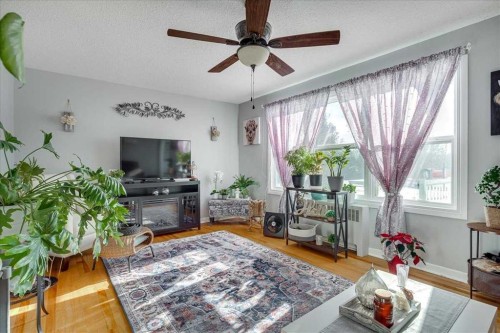 39 Poplar Crescent, Springbrook, AB - Indoor Photo Showing Living Room