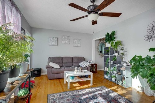 39 Poplar Crescent, Springbrook, AB - Indoor Photo Showing Living Room