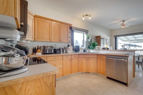 38 Kendrew Drive, Red Deer, AB - Indoor Photo Showing Kitchen