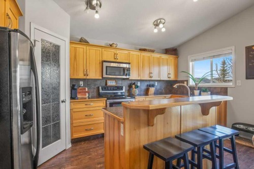 15 Issard Close, Red Deer, AB - Indoor Photo Showing Kitchen