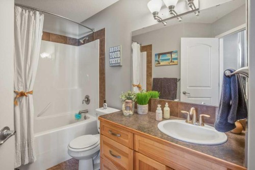 15 Issard Close, Red Deer, AB - Indoor Photo Showing Bathroom
