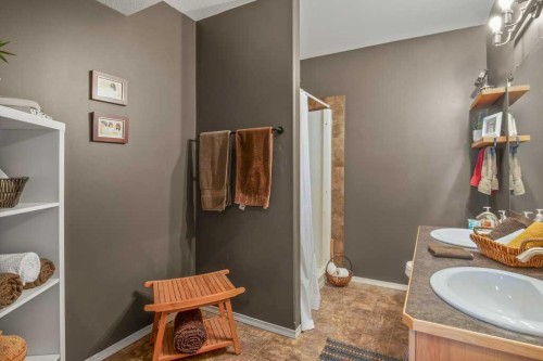 15 Issard Close, Red Deer, AB - Indoor Photo Showing Bathroom