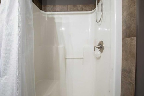 15 Issard Close, Red Deer, AB - Indoor Photo Showing Bathroom