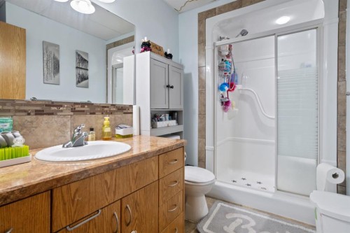 7601 41 Avenue, Camrose, AB - Indoor Photo Showing Bathroom