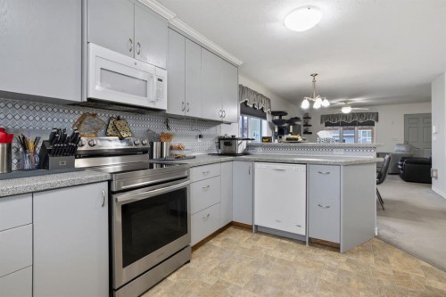 7601 41 Avenue, Camrose, AB - Indoor Photo Showing Kitchen