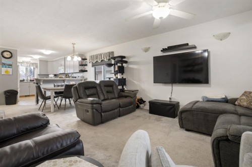 7601 41 Avenue, Camrose, AB - Indoor Photo Showing Living Room