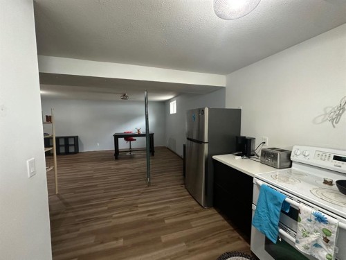 329 15 Street, Wainwright, AB - Indoor Photo Showing Kitchen