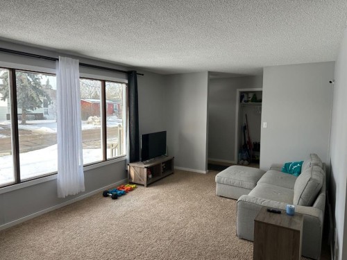 329 15 Street, Wainwright, AB - Indoor Photo Showing Living Room